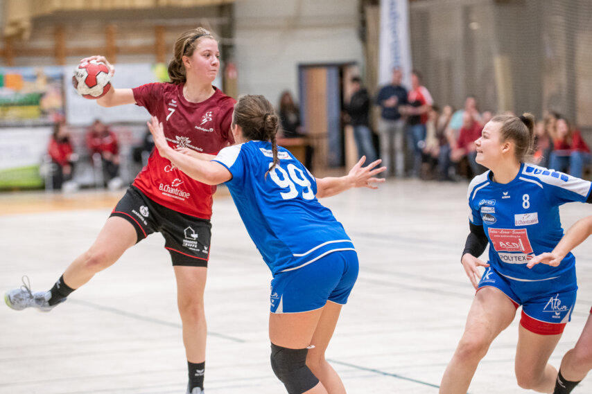 Eva Xhonneux gegen Nolwen Dattolico, die heute ihre Mitspielerin in Eupen ist (Foto: Bernd Rosskamp)