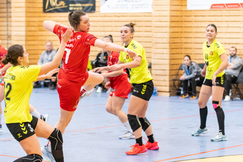 Giulia im Dress der KTSV Eupen gegen den Serienmeister aus Sint-Truiden (Foto: Bernd Rosskamp)