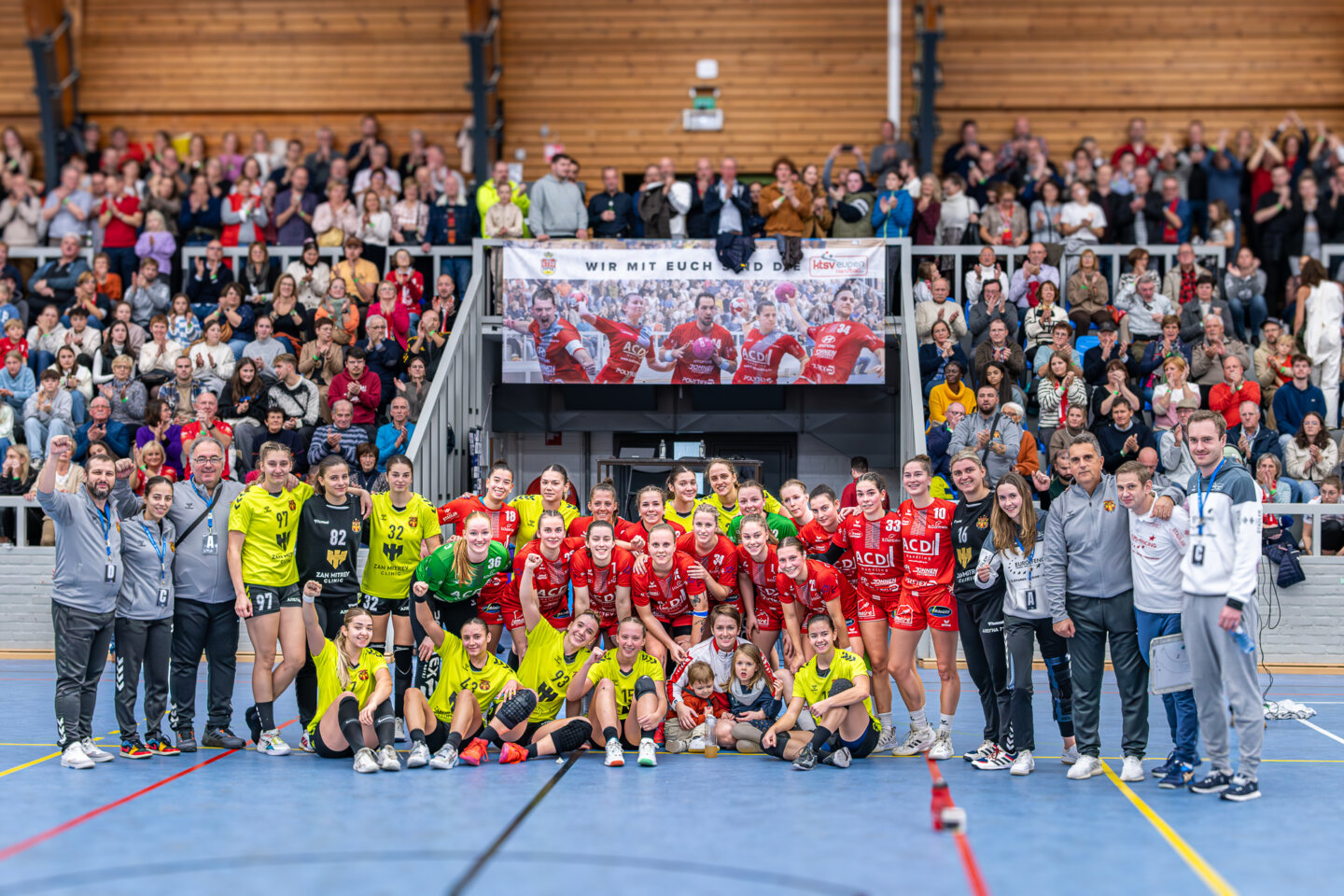 Handball ist ein harter aber fairer Sport, hier der Beweis beim Gruppenbild beider Teams nach dem Spiel (Foto: Bernd Rosskamp)