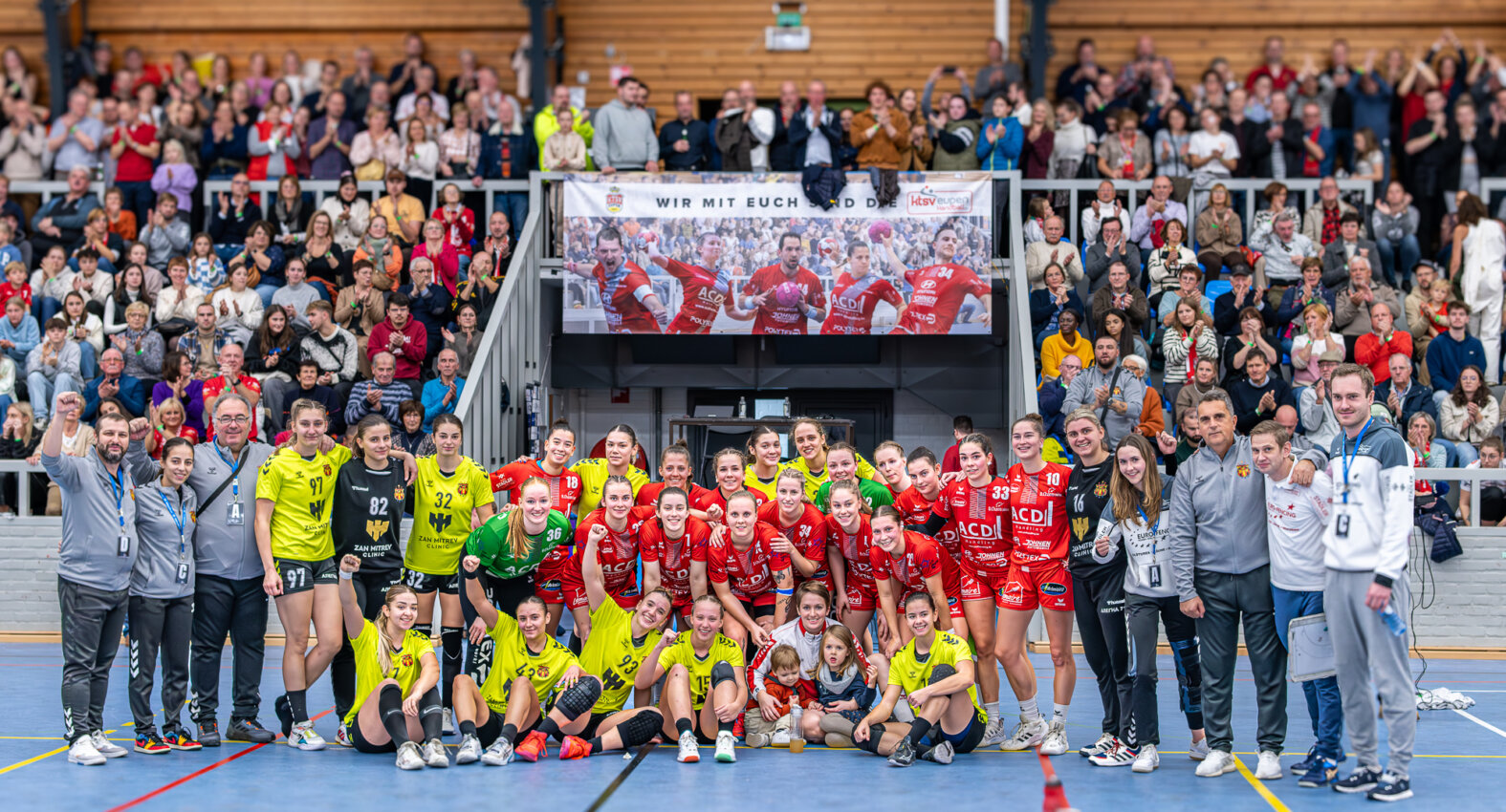 Handball ist ein harter aber fairer Sport, hier der Beweis beim Gruppenbild beider Teams nach dem Spiel (Foto: Bernd Rosskamp)
