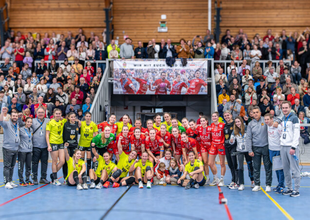 Handball ist ein harter aber fairer Sport, hier der Beweis beim Gruppenbild beider Teams nach dem Spiel (Foto: Bernd Rosskamp)