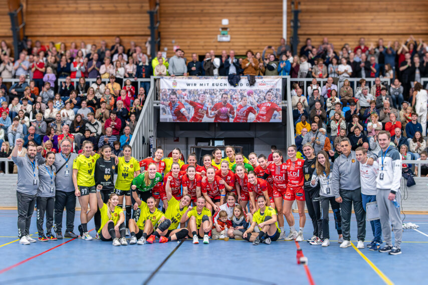 Handball ist ein harter aber fairer Sport, hier der Beweis beim Gruppenbild beider Teams nach dem Spiel (Foto: Bernd Rosskamp)