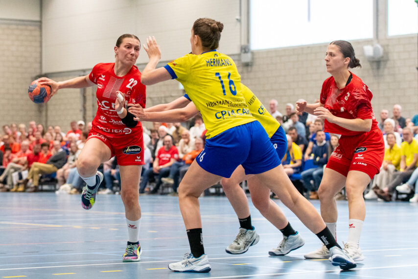 Lauranne Beckers im Wurfversuch gegen eine sehr hohe Abwehr (Foto: Bernd Rosskamp)