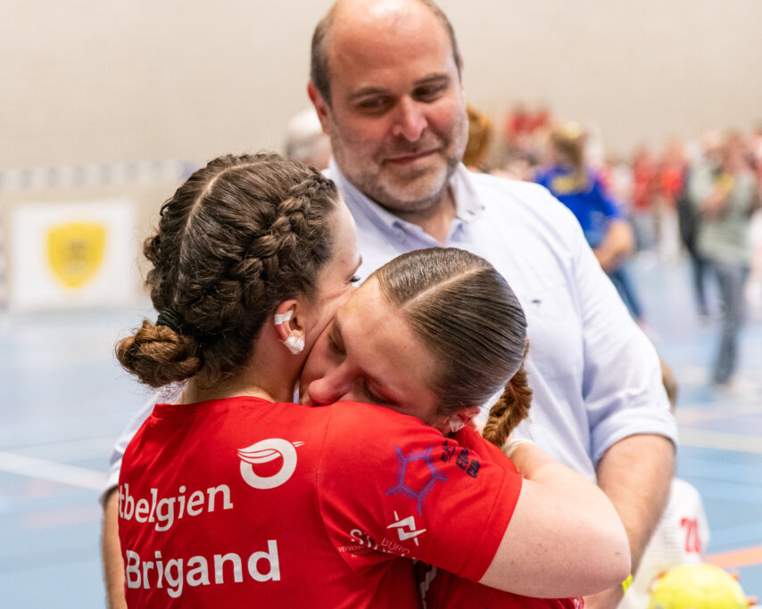 Enttäuschung nach dem zweiten verlorenen Meisterschaftsfinale: Ilona Le Brigand tröstet Lauranne Beckers. | Fotos: Bernd Rosskamp