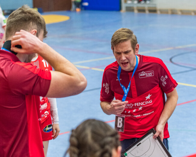 Philipp bei der Taktikbesprechung, immer mit Herz und Seele im Einsatz (Foto: Bernd Rosskamp)