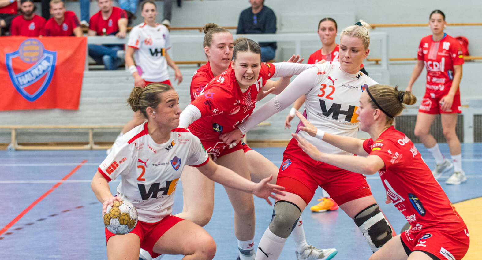 Vor gut gefüllter Halle setzten sich die Gäste aus Island deutlich durch. | Foto: Bernd Rosskamp