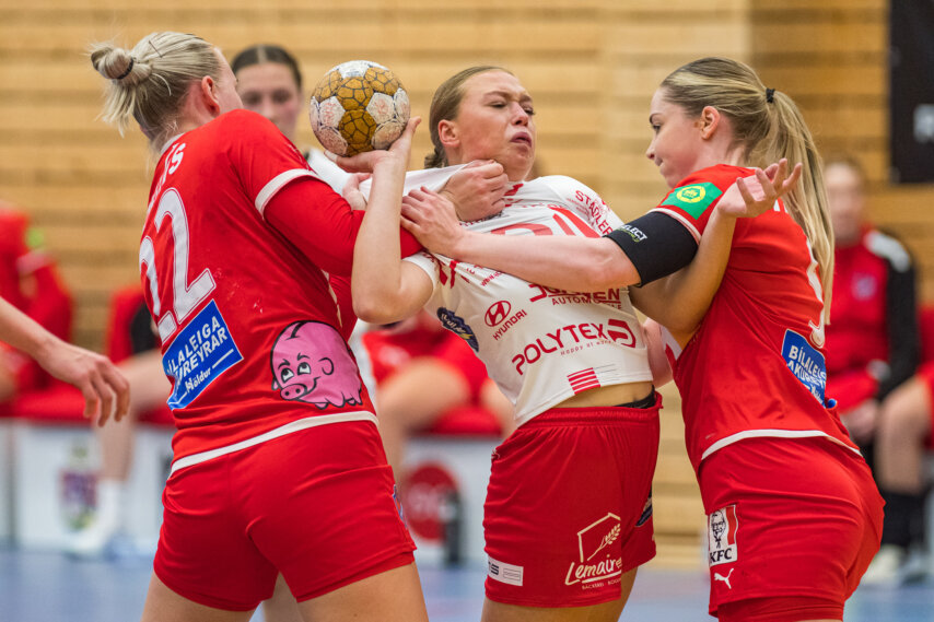 Marie van Helden wird hart angegriffen und konnte 3 Tore erzielen (Foto: Bernd Rosskamp)