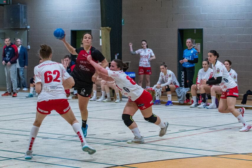 Eine Halbzeit lang ließen sich Vera Mennicken (am Ball) und die Eynattenerinnen nicht abschütteln. | Foto: Bernd Rosskamp