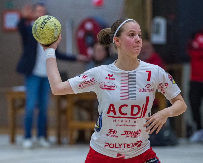 Eva Xhonneux gegen ihre ehemalige Mannschaft des HCER (Foto: Bernd Rosskamp)