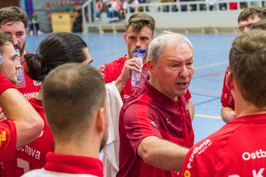 KTSV-Trainer Mariusz Kedziora (links) während einer Auszeit | Foto: Bernd Rosskamp