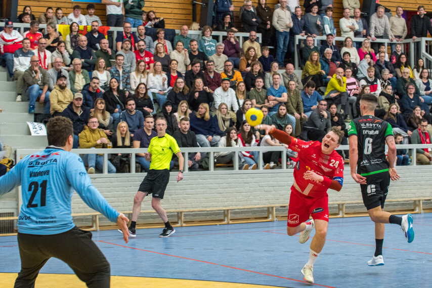 Damian Kedziora erfolgreich im 2. Abschnitt gegen HUBO handball (Foto: Bernd Rosskamp)