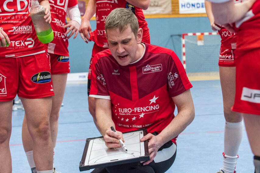 Trainer Philipp Reinertz gibt Anweisungen (Foto: Bernd Rosskamp)