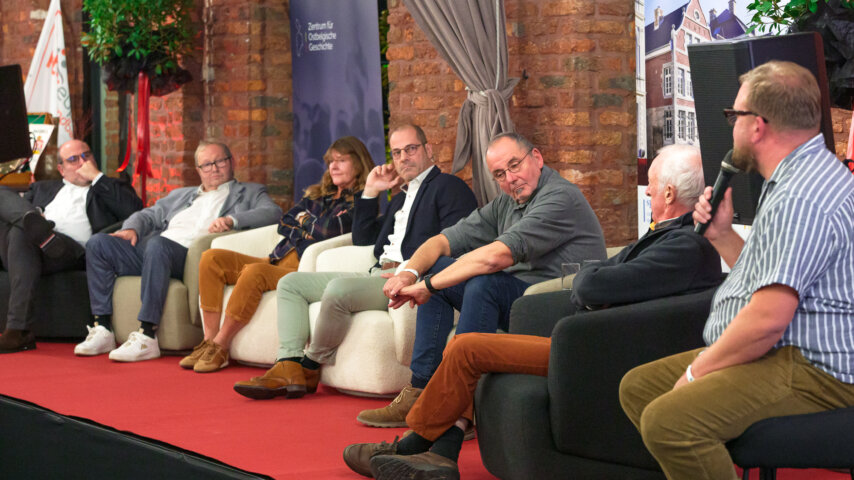 Auf dem Podium berichten Zeitzeugen über ihre Erlebnisse. | Foto: Bernd Rosskamp