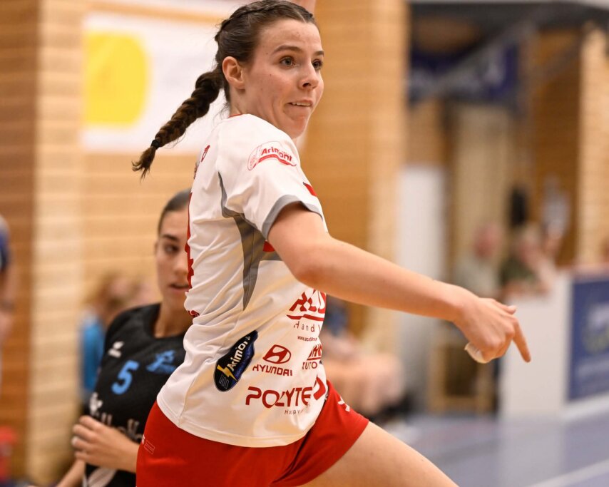 Janina Willems im Sprungwurf von Außen. (Foto: Bernd Rosskamp)