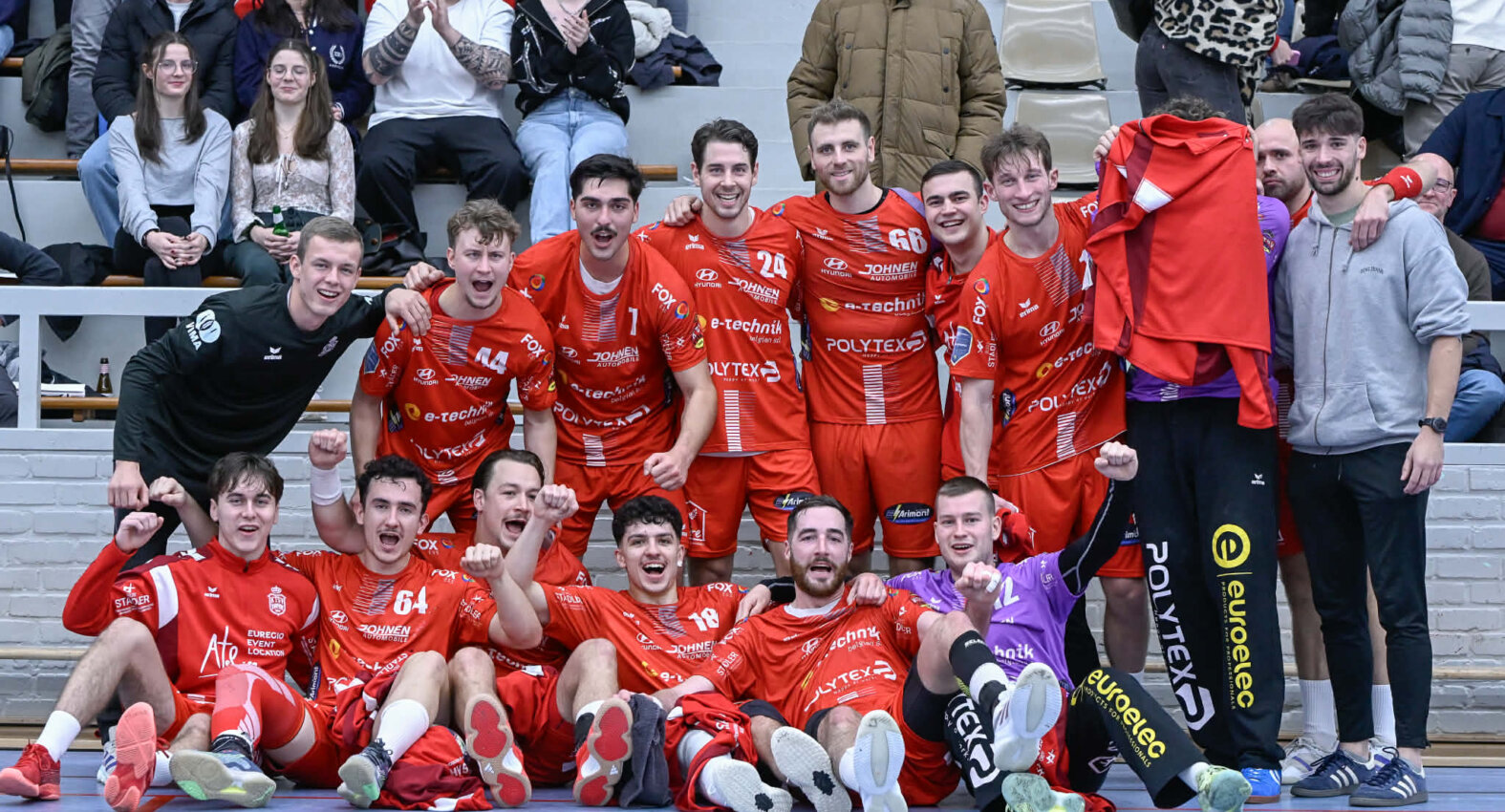 Ein erleichtertes Team nach dem deutlichen Heimsieg gegen den HC Hellas ( Foto: Bernd Rosskamp)