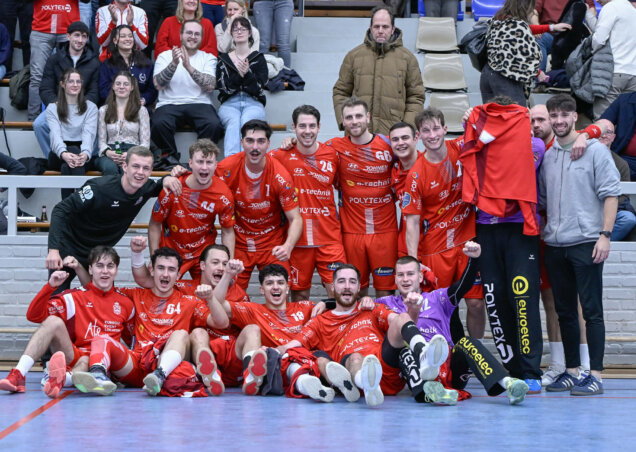 Ein erleichtertes Team nach dem deutlichen Heimsieg gegen den HC Hellas ( Foto: Bernd Rosskamp)