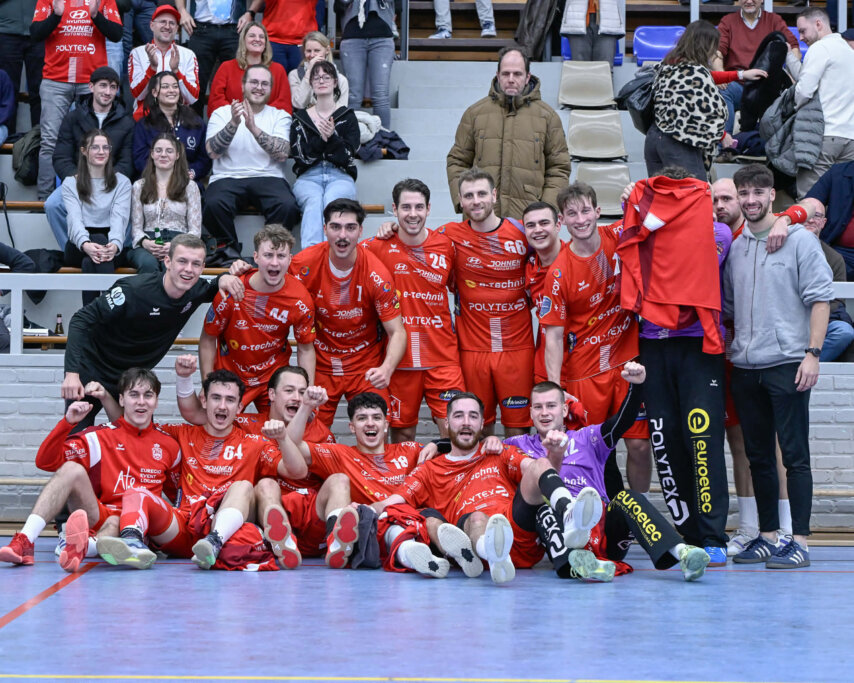 Ein erleichtertes Team nach dem deutlichen Heimsieg gegen den HC Hellas ( Foto: Bernd Rosskamp)