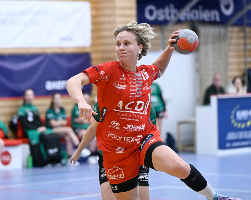 Lynn Buerschaper kraftvoll aus dem rechten Rückraum (Foto: Bernd Rosskamp)