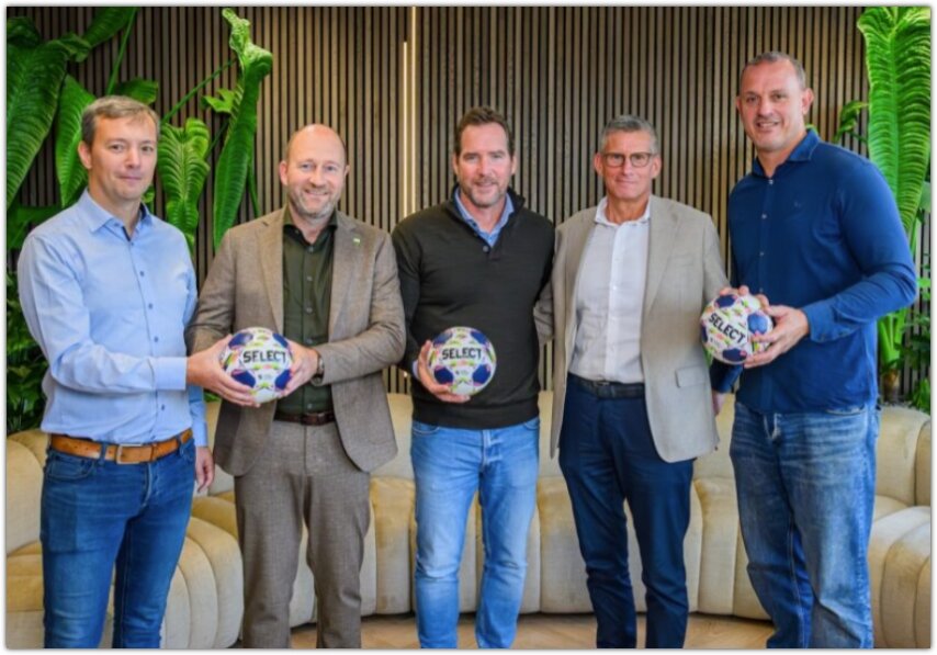 Das Team rund um den neuen Vertrag der Namensgebung an die SHL