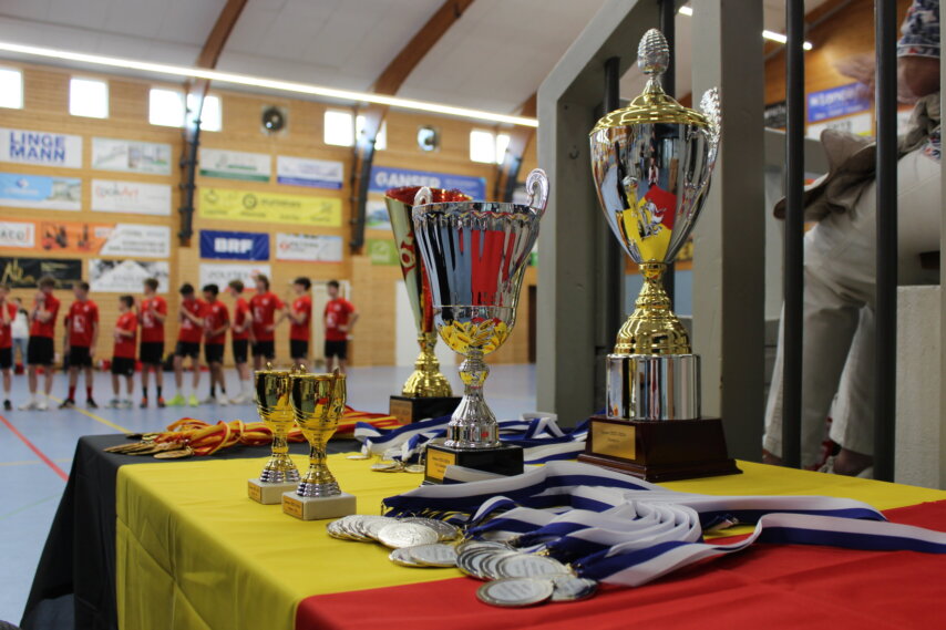 Der Sieger erhielt den Pokal des Walloniemeisters aus Händen der LFH Verantwortlichen (Foto: T. Falter)