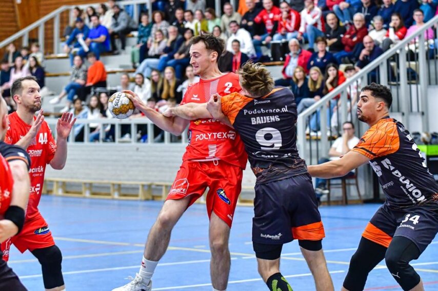 Noah Bartholemy wird hart angepackt (Foto: Bernd Rosskamp)