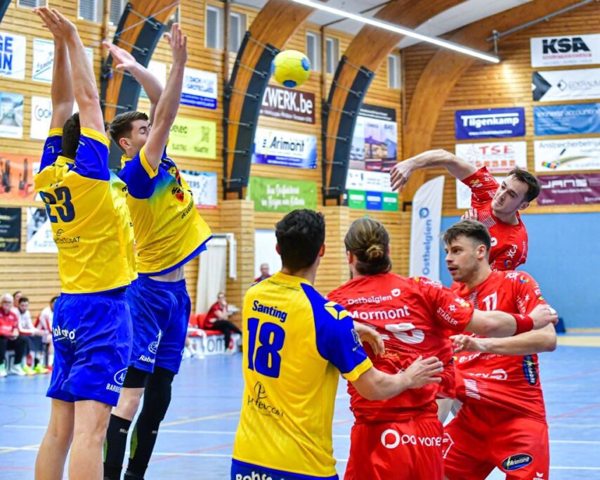 Noah Bartholemy beim Wurf gegen die großen Abwehrspieler vom HC Bevo (Foto: Bernd Rosskamp)