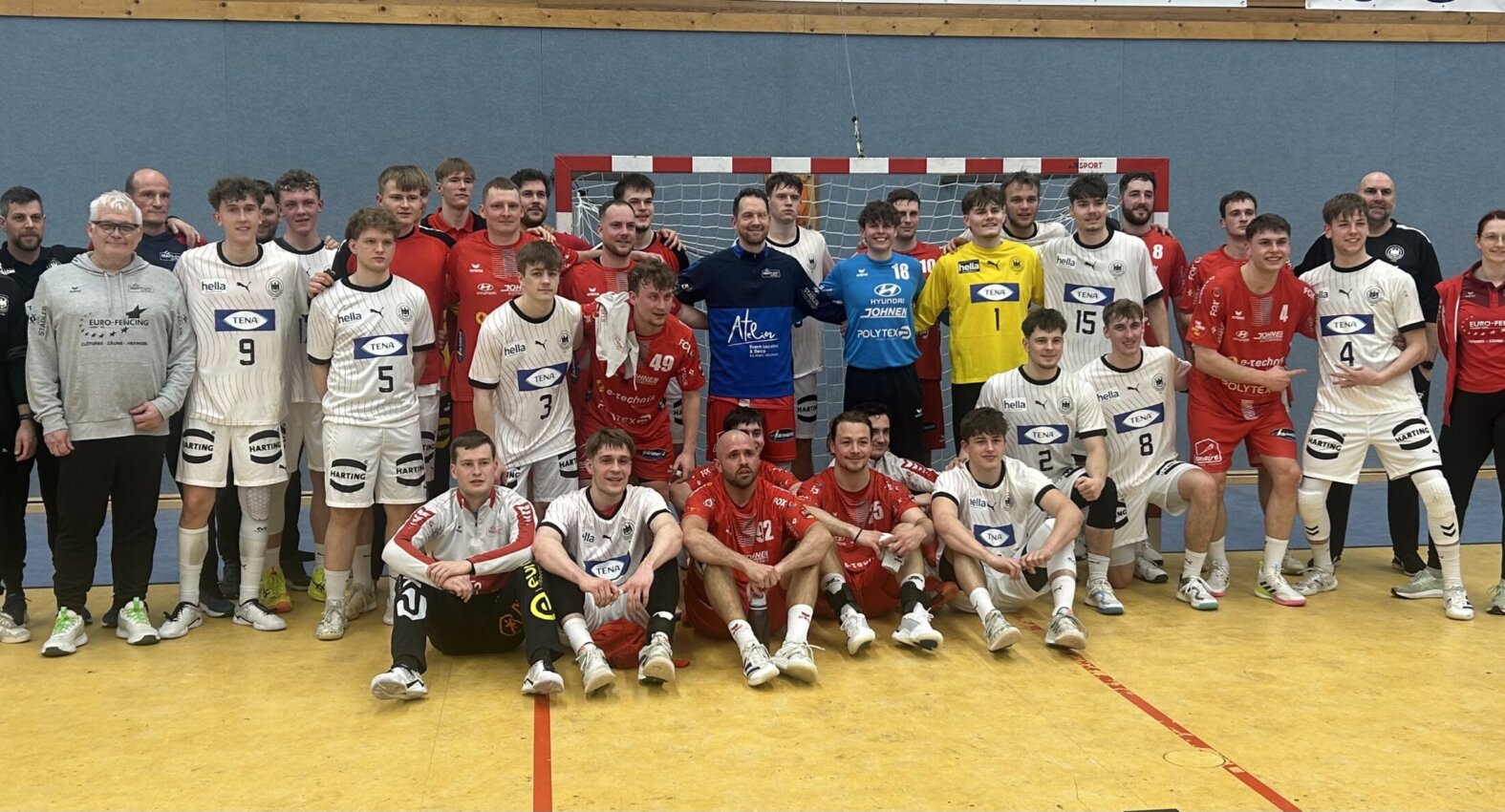 Gruppenfoto mit allen Spielern beider Teams (Foto: Verein)