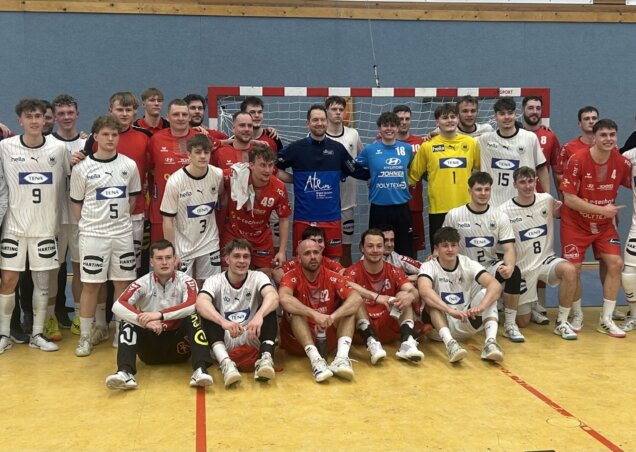 Gruppenfoto mit allen Spielern beider Teams (Foto: Verein)