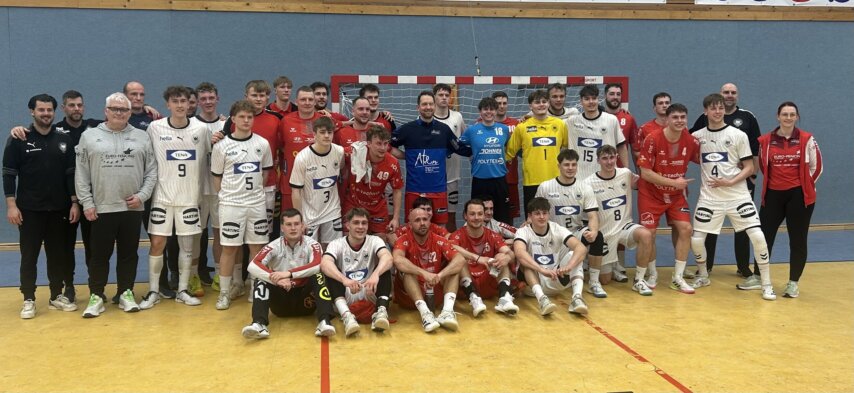 Gruppenfoto mit allen Spielern beider Teams (Foto: Verein)