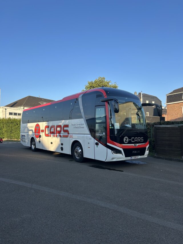 Das Busunternehmen Z-Cars von Peter Zeimers bringt unsere Kids sicher und zeitig zum Partille Cup 2025 Turnier nach Göteborg (Foto: Verein)