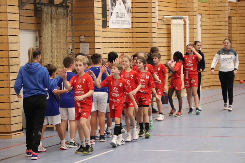 Abklatschen wie die Großen gehört bei der U12 genauso dazu (Foto: Raphaël Beyer)