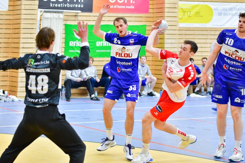 Noah Bartholemy beim Torwurf gegen Izegem (Foto: Bernd Rosskamp)
