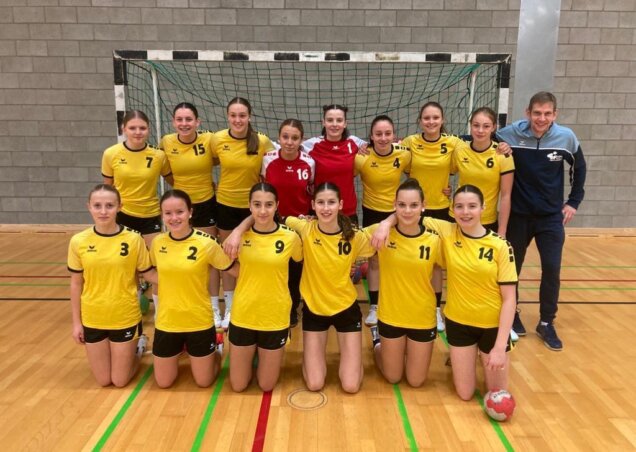 Die U16 Auswahlmannschaft mit den Eupener Spielerinnen Evita, Janina, Lou-Anne, Mia und Lea, sowie Trainer Philipp (Foto: LFH)