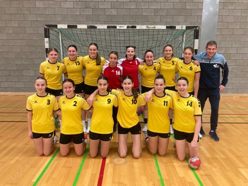 Die U16 Auswahlmannschaft mit den Eupener Spielerinnen Evita, Janina, Lou-Anne, Mia und Lea, sowie Trainer Philipp (Foto: LFH)