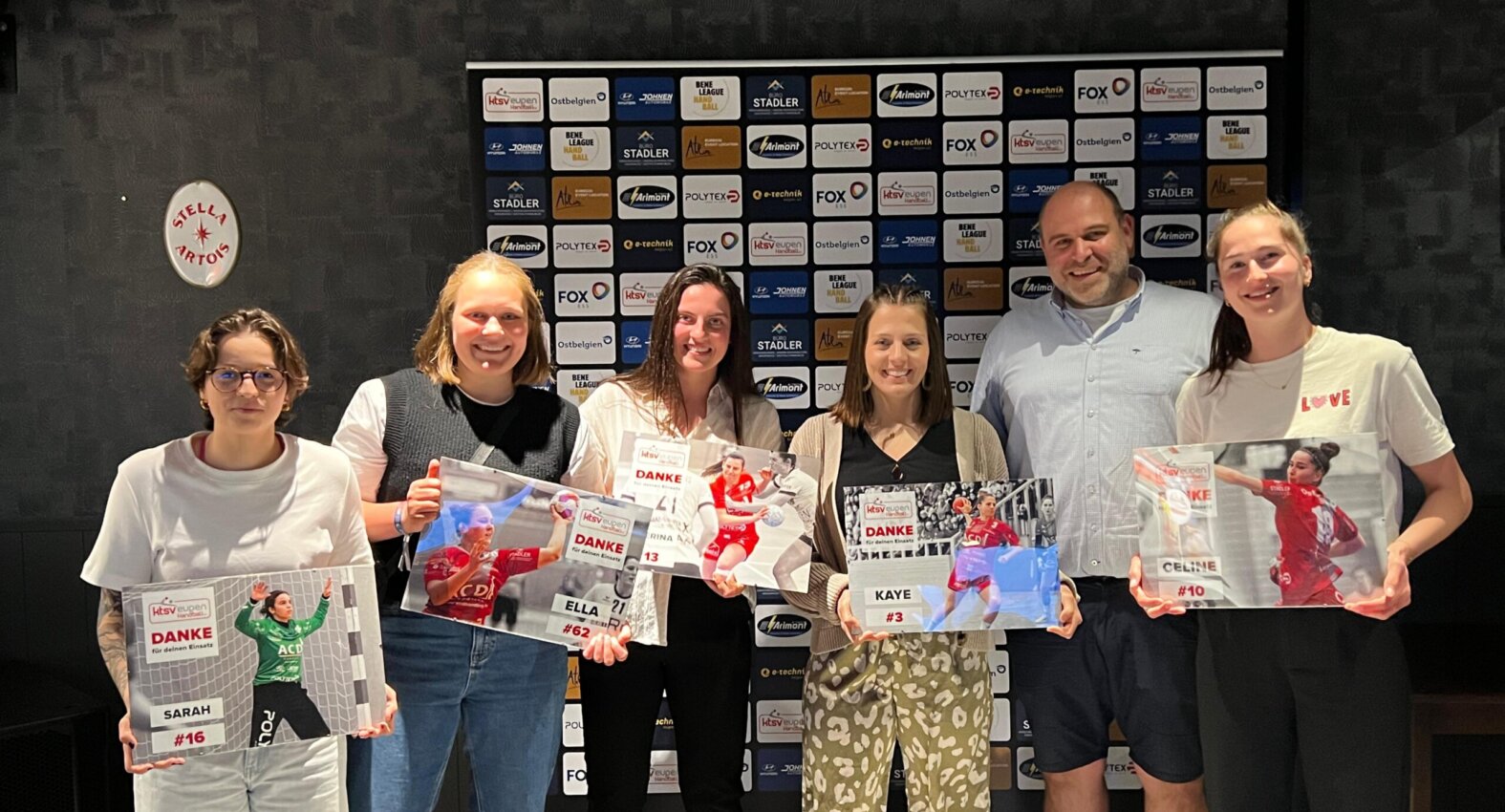 Sarah Kornman, Ella Brandt, Katerina Matzaris, Kaye Kriescher und Céline Clermont gemeinsam mit Präsident Marc Wagner (Foto: Verein)